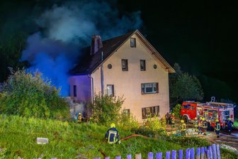 Brand im Erzgebirge: Feuerwehr rettet Frau aus Haus — Landwirte sorgen für Löschwasser - Zu einem Brand sind Feuerwehrleute am Mittwochabend in Pöhla ausgerückt.