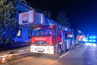 Brand im Erzgebirge: Polizei ermittelt wegen fahrlässiger Brandstiftung - 48 Feuerwehrleute aus drei Orten waren am Donnerstagabend in Neuwürschnitz im Einsatz.