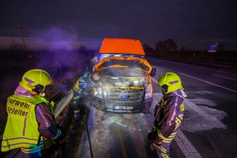 Brand im Motorraum eines Kleintransporters: Sonntag beginnt für die Feuerwehr aus Glauchau mit Einsatz auf der A 4 - Der Einsatz für die Feuerwehr aus Glauchau auf der A 4 hat rund eine Stunde gedauert.