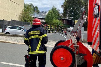Brand im Plauener Stadtzentrum: Feuerwehr im Einsatz - In einem Hinterhaus an der Forststraße brach am Mittwoch ein Feuer aus.