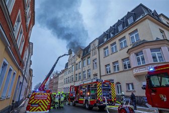 Brand im „Turmalinstift“ in Hohenstein-Ernstthal: Eine Wohnung komplett zerstört - Das Dachgeschoss des „Turmalinstifts“ an der Conrad-Clauß-Straße ist am Freitagmorgen durch einen Brand beschädigt worden. Das Dachgeschoss ist bis auf weiteres unbewohnbar.