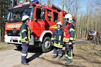 Brand im Unterholz wird schnell gelöscht - Die Freiwilligen Feuerwehren aus Falkenau und Flöha waren insgesamt mit 5 Autos und 18 Mann vor Ort, um den Brand zu löschen. Nach dem Einsatz besprachen der stellvertrtende Wehrleiter Björn Bork, Dietmar Peuckert und Thomas Richter (v.r./alle Feuerwehr Falkenau) das weitere Vorgehen.