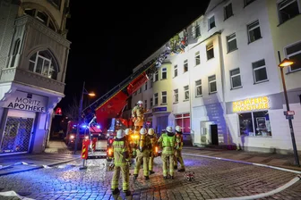 Brand im Zentrum von Limbach-Oberfrohna: Großeinsatz für Feuerwehr – Mehrfamilienhaus evakuiert - Die Feuerwehr Limbach-Oberfrohna war mit einem Großaufgebot im Einsatz.