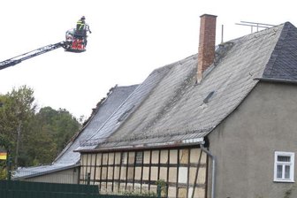 Brand in Alt-Chrieschwitz - Polizei geht von Brandstiftung aus - Der Notarzt kam am Tag des Brandes mit dem Hubschrauber nach Alt-Chrieschwitz. Der Schaden hielt sich in Grenzen. Die Feuerwehr konnte den Brand schnell löschen.