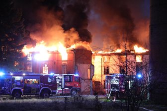 Brand in alter Puppenfabrik Nossen: Entscheidung der Staatsanwaltschaft liegt vor - Die leerstehende ehemalige Puppenfabrik in Nossen brannte am 18. März 2025 lichterloh.