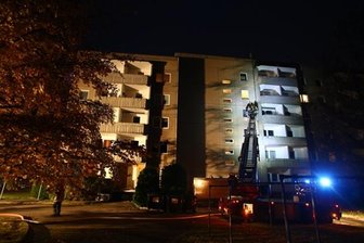 Brand in altersgerechtem Wohnblock - offenbar mehrere Verletzte - 