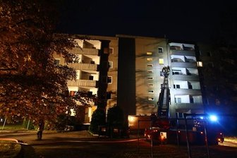 Brand in altersgerechtem Wohnblock - offenbar mehrere Verletzte - 
