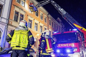 Brand in Auerbacher Mietshaus: Bewohner aus dem Fenster evakuiert - Mitglieder der Freiwilligen Feuerwehr Auerbach retten aus der zweiten Etage eine 65-jährige Bewohnerin mit der großen Drehleiter. Ein Stockwerk darunter holten sie einen 20-Jährigen aus der Wohnung.