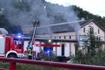 Brand in Autowerkstatt im Erzgebirge: Ein Mann leicht verletzt - Die Feuerwehr ist am Dienstagabend in Pockau-Lengefeld zu einem Brand in einer Firma ausgerückt.