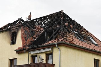 Brand in Beerwalde: Ursache für Unglück scheint festzustehen - Die Brandursachenermittler waren den ganzen Montagvormittag in Beerwalde vor Ort. Erste Hinweise liegen nun vor.