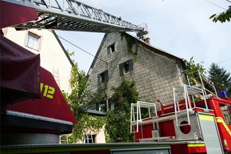 Brand in Borstendorf schnell unter Kontrolle - Mithilfe einer Drehleiter gelangten die Kameraden sofort direkt zum Brandherd auf dem Dach.
