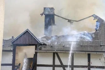 Brand in Carport - eine Person verletzt, mehrere Oldtimer zerstört -