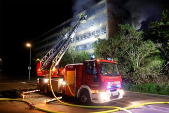 Brand in Chemnitz: Einsatz in einstigem DDR-Vorzeigebetrieb - Die Chemnitzer Feuerwehr löschte den Brand von der Straße aus.