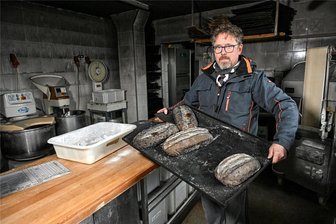 Brand in Chemnitzer Traditionsbäckerei – Nicht nur die Stollen sind hin - Diese und 36 weitere Stollen landen notgedrungen in der Mülltonne: In der Chemnitzer Bäckerei von Silvio Werner hat es Dienstagnacht gebrannt. Die Backstube und alles, was sich darin befindet, ist verrußt.