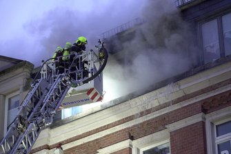 Brand in Dachwohnung auf dem Sonnenberg - Das Feuer war gegen 6 Uhr in einer Wohnung im Dachgeschoss an der Fürstenstraße ausgebrochen.