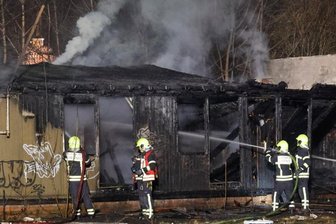 Brand in ehemaliger Lagerhalle - Dunkle Rauchwolken steigen aus der ehemaligen Lagerhalle.