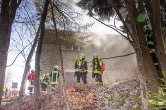 Brand in ehemaliger Schwimmhalle in Oberwiesenthal: Kinder hatten gezündelt - Im Einsatz waren Kameraden der Stadtfeuerwehr Oberwiesenthal, aus Crottendorf und Neudorf.