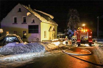 Brand in Eibenstock: Feuerwehren verhindern Übergreifen auf Wohnhaus - Mehrere freiwillige Feuerwehren sind in der Nacht zu Freitag wegen eines Brandes in Wildenthal ausgerückt.