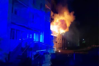 Brand in einem Mehrfamilienhaus in Wilkau-Haßlau: Eine Person verletzt, Bewohner evakuiert - In Wilkau-Haßlau hat es Donnerstagnacht in einem Mehrfamilienhaus gebrannt. Mehrere Feuerwehren konnten den Brand löschen.