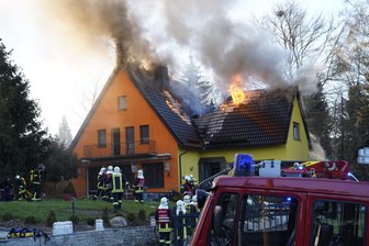 Brand in Einfamilienhaus - Bewohner in Sicherheit gebracht -