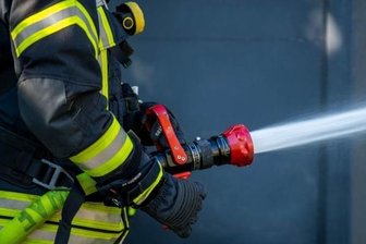 Brand in Falkenau: Feuerwehr mit 23 Kräften im Einsatz - Die Freiwilligen Ortsfeuerwehren aus Falkenau und Flöha sind am Mittwoch ausgerückt, um einen Brand zu löschen.