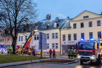 Brand in Falkensteiner Bankgebäude - Während des Brandes waren die Feuerwehren aus Falkenstein und den Ortsteilen sowie aus Auerbach mehrere Stunden im Einsatz. Warum das Feuer ausbrach, das ist noch unklar.