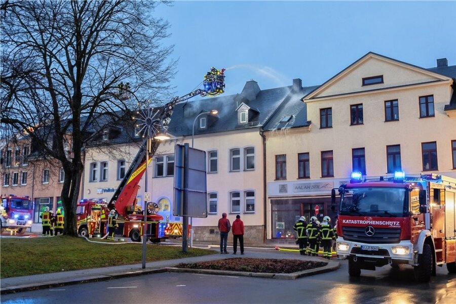 Brand in Falkensteiner Bankgebäude - Während des Brandes waren die Feuerwehren aus Falkenstein und den Ortsteilen sowie aus Auerbach mehrere Stunden im Einsatz. Warum das Feuer ausbrach, das ist noch unklar.