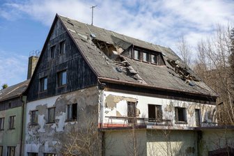Brand in Friedebach: Hantieren mit Gaskartusche ist offenbar Ursache - Die Feuerwehr rückte am Freitagmittag zum Brand im ehemaligen Ferienheim an der Dresdner Straße in Friedebach aus.