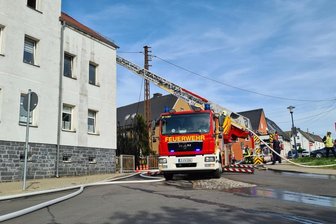 Brand in Friedrichsgrün: Feuer greift von Hecke auf Mehrfamilienhaus und Dachstuhl über -