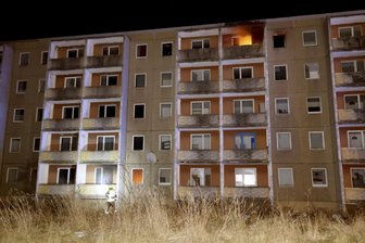 Brand in früherem Wohnhotel Kappel in Chemnitz - Das Feuer brach im obersten Geschoss des Hauses aus und griff offenbar auch auf das Dach über.