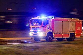 Brand in Gartenlaube stellt Feuerwehr vor Herausforderung - Bei einem Brand in einer Dresdner Gartenlaube erreichte die Feuerwehr den Einsatzort nur schwer. (Symbolbild)