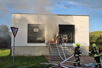 Brand in Glauchau-Reinholdshain: Feuerwehr mit 50 Helfern im Einsatz – Polizei spricht über Sachschaden - Die Feuerwehr war in Glauchau-Reinholdshain im Einsatz.