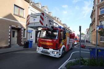 Brand in Glauchauer Wohnheim: Fünf Personen im Krankenhaus -  Die Feuerwehr rückte mit 38 Einsatzkräften und 11 Fahrzeugen aus.