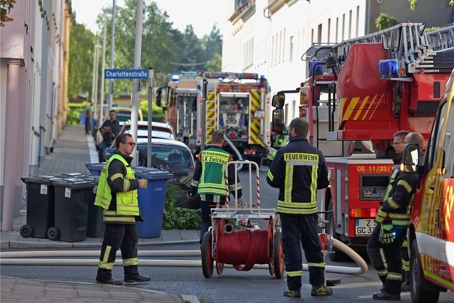 Brand in Glauchauer Wohnstätte: Das Aufräumen wird dauern - Elf Feuerwehrfahrzeuge waren an der Oststraße und auf der Pestalozzistraße im Einsatz.