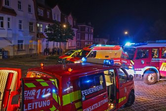 Brand in Hohenstein-Ernstthal: Feuerwehr evakuiert elf Personen aus Mehrfamilienhaus - Feuerwehr und Rettungsdienst waren an der Goldbachstraße in Hohenstein-Ernstthal im Einsatz.