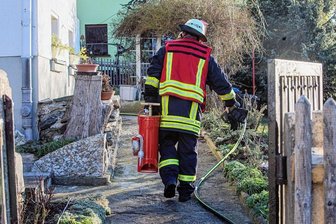 Brand in Jocketa: Feuerwehr trauert um langjährigen Kameraden - Montagmorgen ging der Alarm über einen Brand bei der Feuerwehr ein. Ein 89-Jähriger starb in seinem Haus in Jocketa.