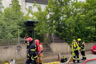 Brand in Jößnitz: Feuerwehren mussten zum ehemaligen Hotel ausrücken - Einen Feuerwehreinsatz hat es am Samstagvormittag in Jößnitz gegeben.
