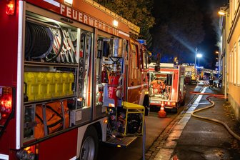 Brand in Jugendwohngruppe im Erzgebirge: Polizei nennt neue Erkenntnisse zur Ursache - Einen größeren Feuerwehreinsatz gab es am Freitagabend in Aue.