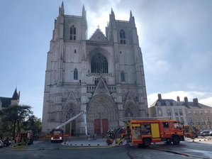 Brand in Kathedrale von Nantes eingedämmt - Löscharbeiten an der Kathedrale der westfranzösischen Stadt Nantes.