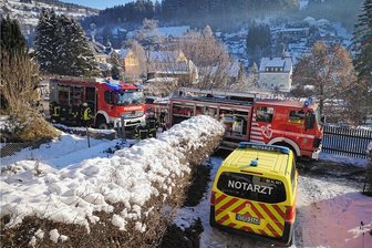Brand in Klingenthal:  Nachbar rettet zwei Frauen aus verrauchtem Haus - Einsatz der Feuerwehr am Sonntagmorgen.