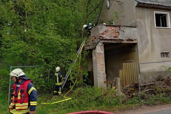 Brand in leer stehendem Haus in Chursdorf: Drei Feuerwehren im Einsatz - In Chursdorf hat ein leer stehendes Haus gebrannt.