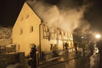 Brand in leerstehendem Haus in Mildenau - In einem Fachwerkhaus auf der Hauptstraße im Mildenauer Ortsteil Arnsfeld ist am Montagmorgen ein Feuer ausgebrochen.