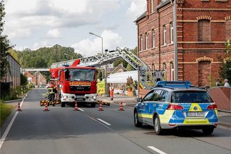 Brand in Lengenfeld endet glimpflich - In der alten Kunststeinwerk-Fabrik Lengenfeld (linker Bildrand) kam es am Dienstag zu einem Brand. Die Bundesstraße 94 durch die Stadt war wegen des Einsatzes der Feuerwehr kurzzeitig gesperrt.