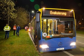 Brand in Markersdorf: 30 Personen evakuiert - Polizei geht von Brandstiftung aus - Zwei Busse der CVAG standen für die Evakuierten bereit. 