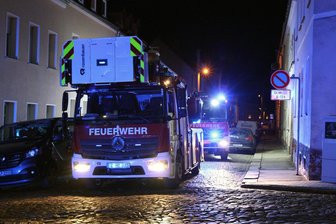 Brand in Meeraner Wohnung - Auf der Albanstraße ging es für die Feuerwehr recht eng zu.
