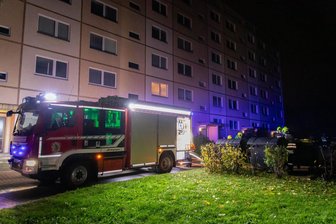 Brand in Mehrfamilienhaus im Erzgebirge – Polizei ermittelt wegen Brandstiftung - Die Feuerwehr musste zu einem Brand in Zwönitz ausrücken.