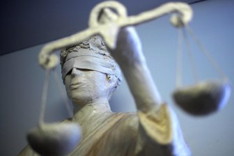 Brand in Mehrfamilienhaus in Wilkau-Haßlau: Angeklagter freigesprochen - Im Prozess um Brandstiftung in einem Mehrfamilienhaus wurde ein Urteil gesprochen.