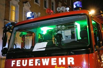 Brand in Mehrfamilienhaus nahe Polizeirevier: Vier Beamte verletzt -