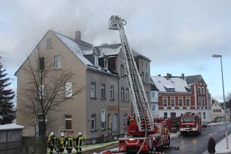 Brand in Mehrfamilienhaus - Seniorin schwer verletzt - 