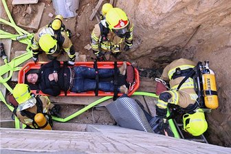 "Brand" in Milkauer Werkschule: Feuerwehren im Übungseinsatz - Bei der Übung an der Milkauer Werkschule wurde eine "verletzte" Person aus dem Heizungskeller über eine Baugrube gerettet. Unter Atemschutz suchten die Feuerwehrleute zudem nach weiteren Personen.